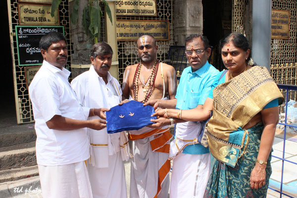 Vaidyanathan-donating-golden Tilakams