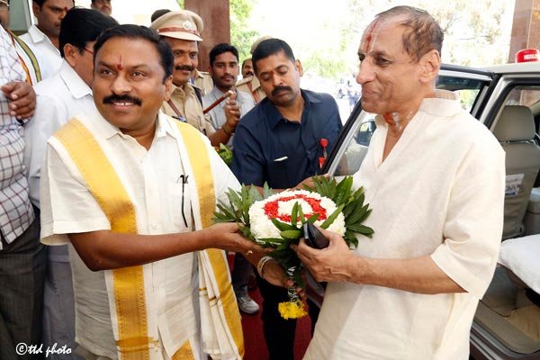 pola-bhaskar-receiving-governor-of-ap