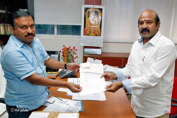 Kishore Kumar Donated Ten lakh Rupees